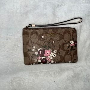 Coach Evergreen Corner Zip Wristlet